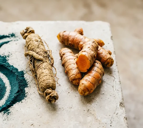 Composition naturelle évoquant la synergie entre spiruline, ginseng et curcuma pour la vitalité